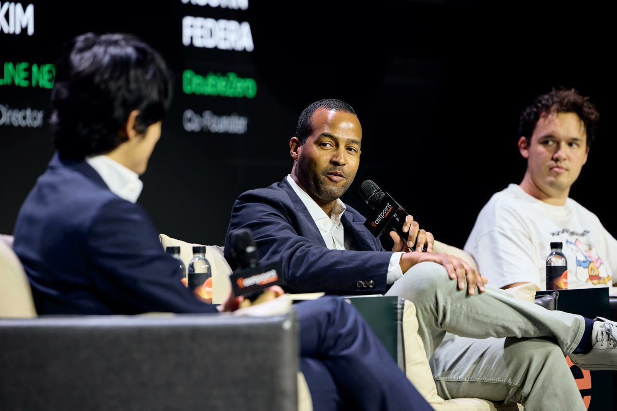 AptosLabs's tweet image. That’s a wrap on Korea Blockchain Week 2025! 🇰🇷

From conference panels to community conversations, Aptos Labs spotlighted one message:

We&apos;re building the rails for global money movement on @Aptos.

Rails that enable capital to flow seamlessly at scale—through onchain markets,…
