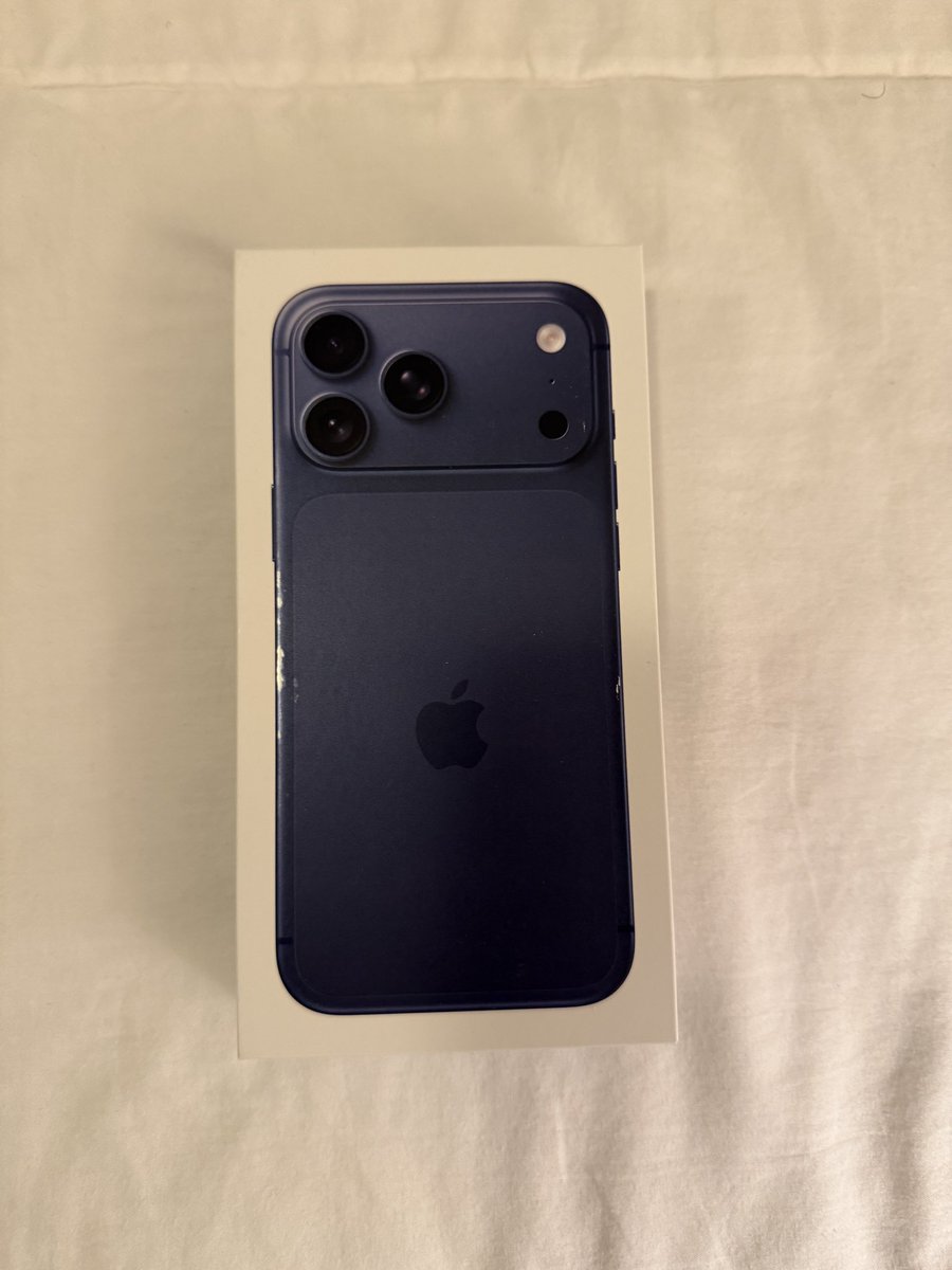 PjFray's tweet image. Another year, another iPhone. 

#ProMax 
#ShakeItToTheMax