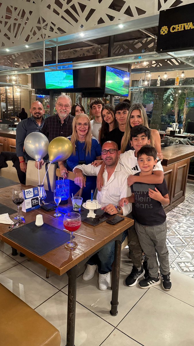 Muchas gracias por el saludo de todos en este día especial