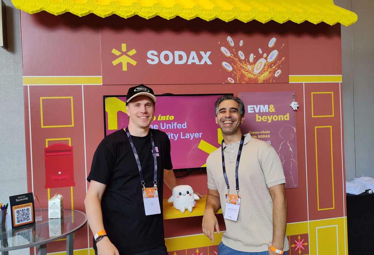 SODAX 在 Sonic Summit 的展位，团队成员与以统一流动性层为主题的宣传展示