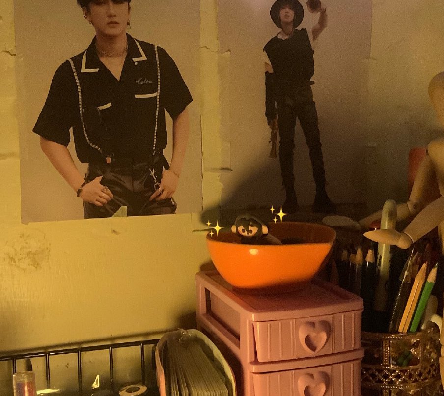 me siento un poquito observada por un ser chiquito… 👀 

mini quackity para crear presión y así termine los dibujos sjdjjsjd