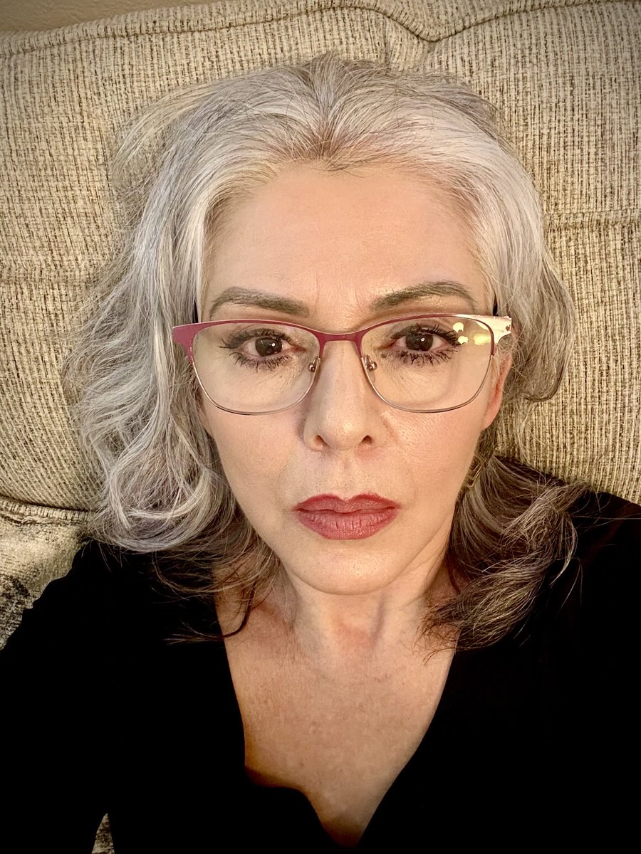rosym_ss's tweet photo. Cansada después de un largo día de trabajo y cumpliendo 58 años 🥴. https://t.co/cIeYRMmPqc