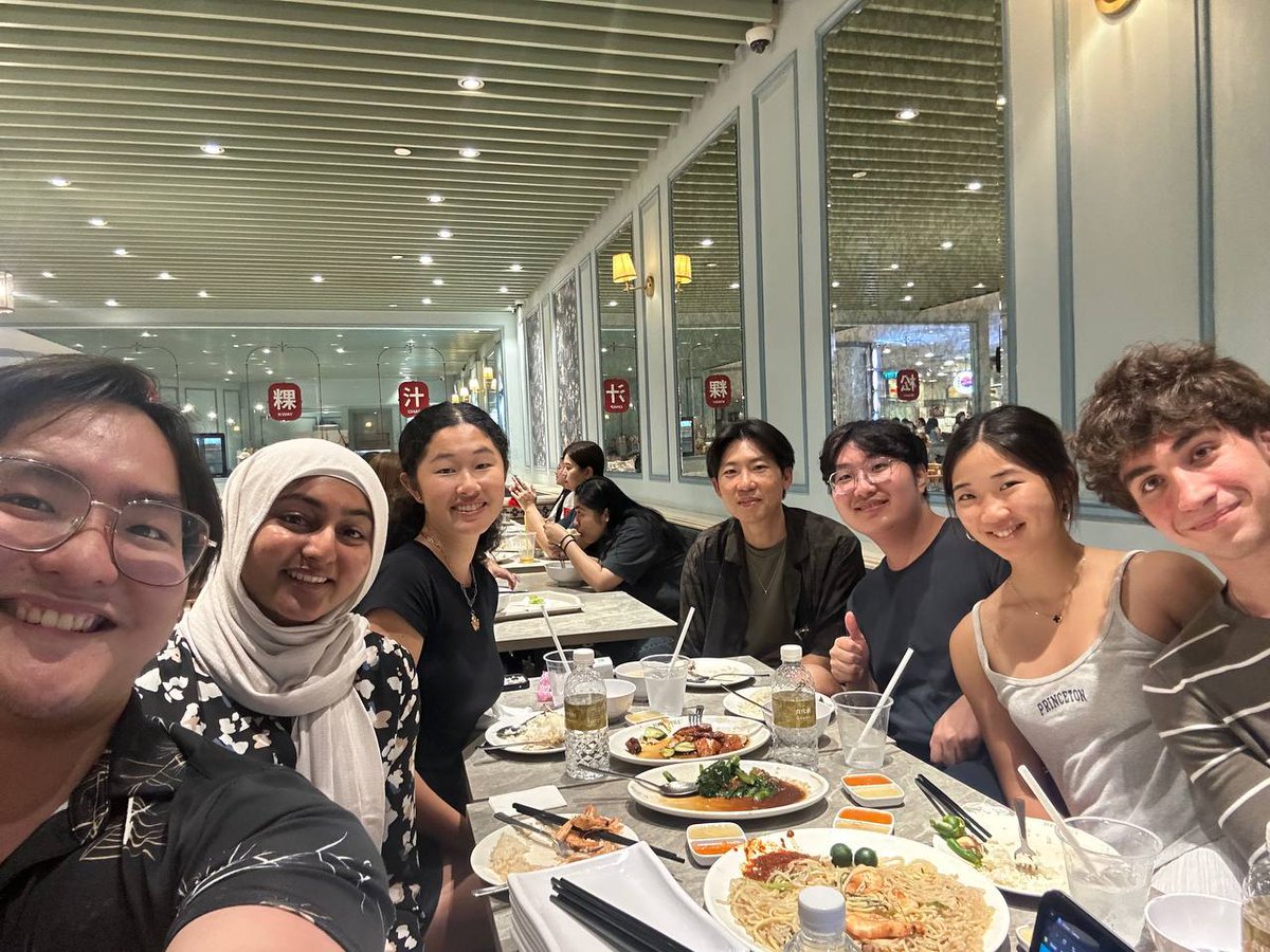 PBC had a dinner last night with Paul (Flojo), Whales (CollegeDAO), Cynthia (Stanford)

<a href="/DrinkFlojo/">FLOJO ✨</a> #TOKEN2049Singapore