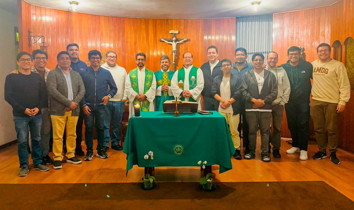 Del 22 al 25 de septiembre, los provinciales de Bolivia, Ecuador y Perú visitaron la Casa de Primeros Estudios San Juan Berchmans en Lima 🇵🇪, donde jóvenes jesuitas de nuestros tres países se forman junto a sus acompañantes.

#EnTodoAmaryServir #VocacionJesuita #SomosJesuitas