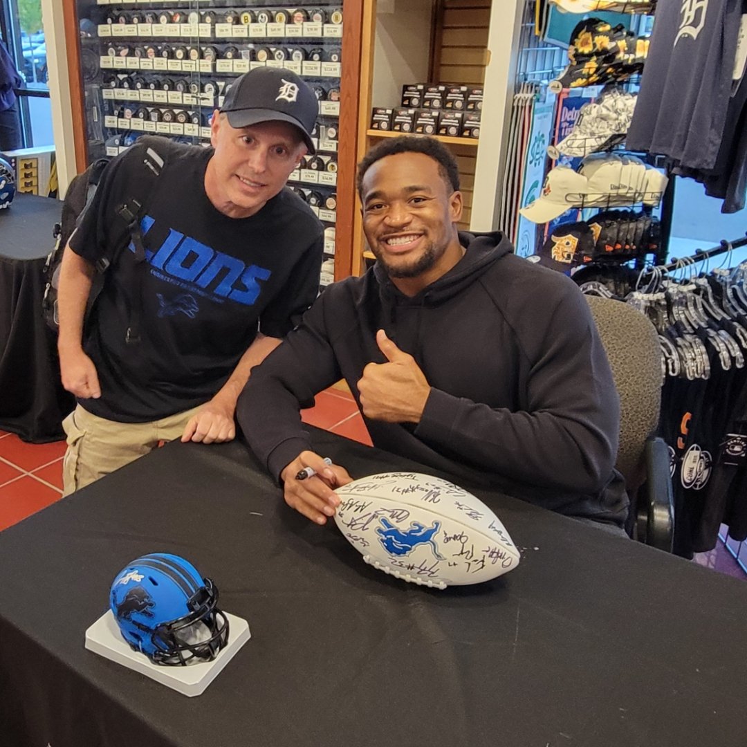 GeekDad248's tweet image. For a guy whose job is knocking people down,  Derrick Barnes is a really nice &amp;amp; friendly guy...let&apos;s go @Lions !!!

#DetroitLions #Linebacker #DerrickBarnes #OnePride