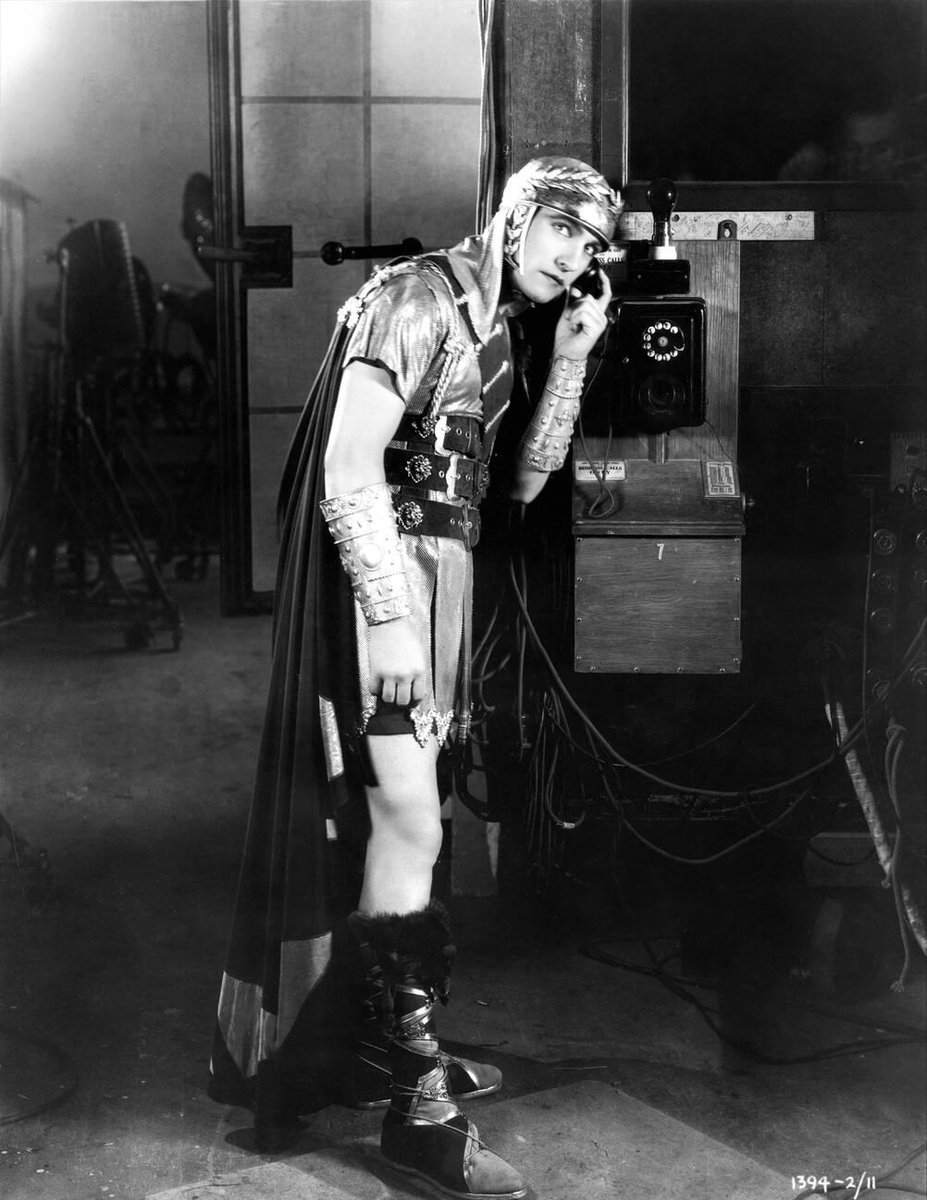 filmes_e_filmes's tweet photo. Fredric March durante uma pausa nas filmagens de "The Sign of the Cross", épico de 1932 dirigido por Cecil B. DeMille.🔥🎬

#fredricmarch #cecilbdemille #thesignofthecross https://t.co/k1UbVzNClt