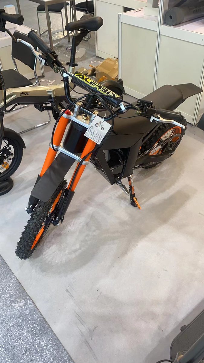 lexsong_'s tweet image. This electric dirt bike boasts a bold design, ready for off-road fun. Want an exciting ride?#ElectricDirtBike #OffRoadFun #BoldDesign #ExcitingRide