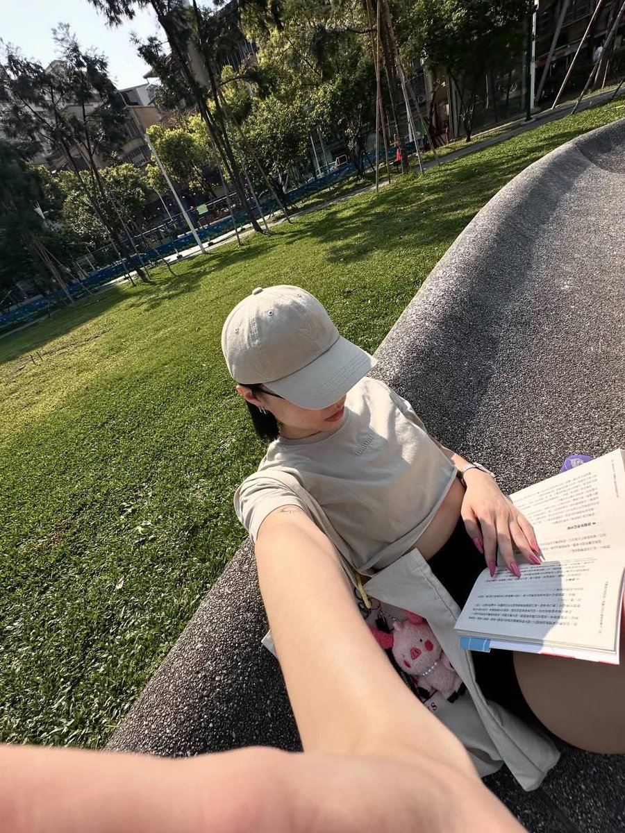 ofjsvv's tweet image. 🌸「穏やかな午後、リラックスした時間。」
心と体を休める時間が、最も贅沢。🌿
#優雅な生活 #自分の時間 #癒しのひととき