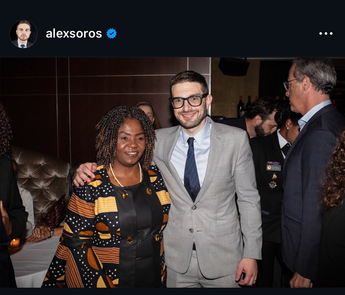 silvajonathan01's tweet photo. Miren pues, Francia Márquez con el capitalismo Salvaje de los Soros. 

Son de izquierda hasta que les financian sus porquerías. https://t.co/8XPjECAUJe