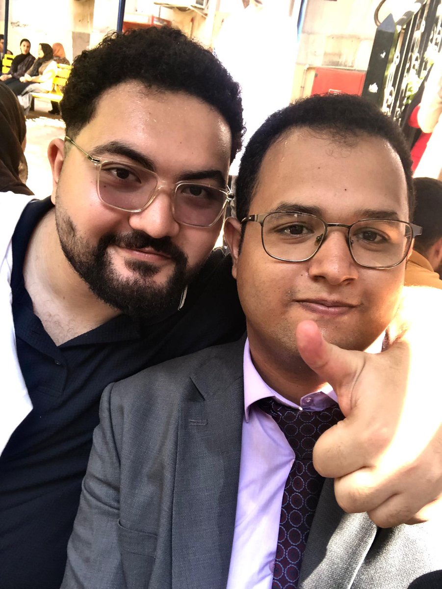 OUSSAMARAG's tweet photo. بالحق يابوى، أمى عملت إيه لما عرفت إنى اتخرجت ؟ - عزمتنا علي اكلة سمك - اقعد يابا - وجمبري - مش هتفرق https://t.co/rkYlJegZ4z