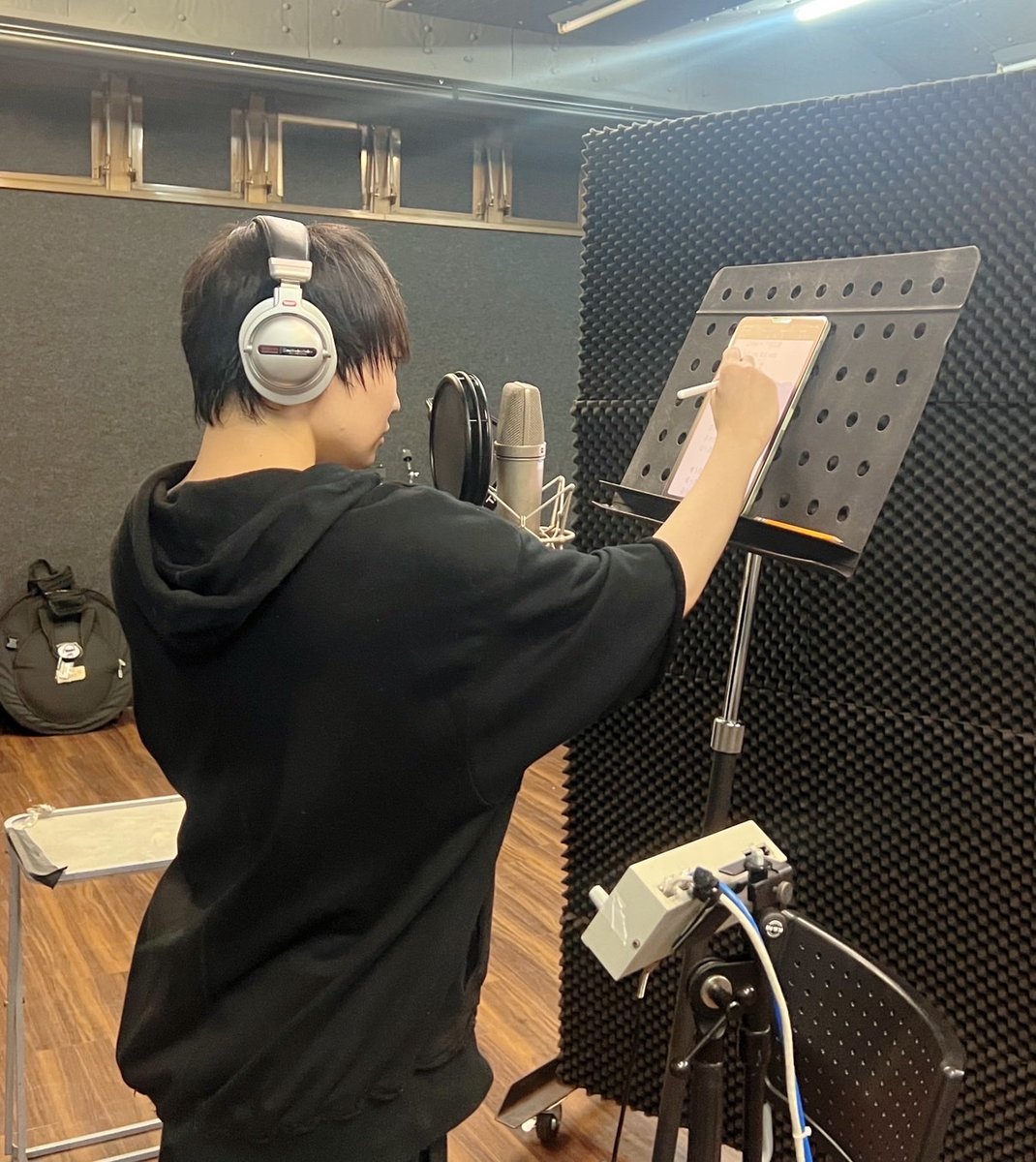 ExecutionerINFO's tweet photo. 【レコーディングオフショット公開📸 】

＼ 恋黄 凸黄役🥁💛 ／
#kayto さん ( @kayto_1211 ) レコーディング参加📢

https://t.co/0tWqtkZeam

素晴らしい歌声に、現場の誰もが驚かされました🎤✨
楽曲『1999』はいよいよリリース目前！

10/1(水)0時よりサブスク配信スタート🎧
👉 https://t.co/3pa02C1HFn

ぜひお楽しみに！

#Vエク #V系戦隊エクスキューショナー #V系 #ヴィジュアル系