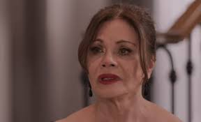 Ofélia volta à mansão, enfrenta Paula e defende Mar de Camila.
Essa é mãe leoa!
#AsFilhasDaSenhoraGarcia