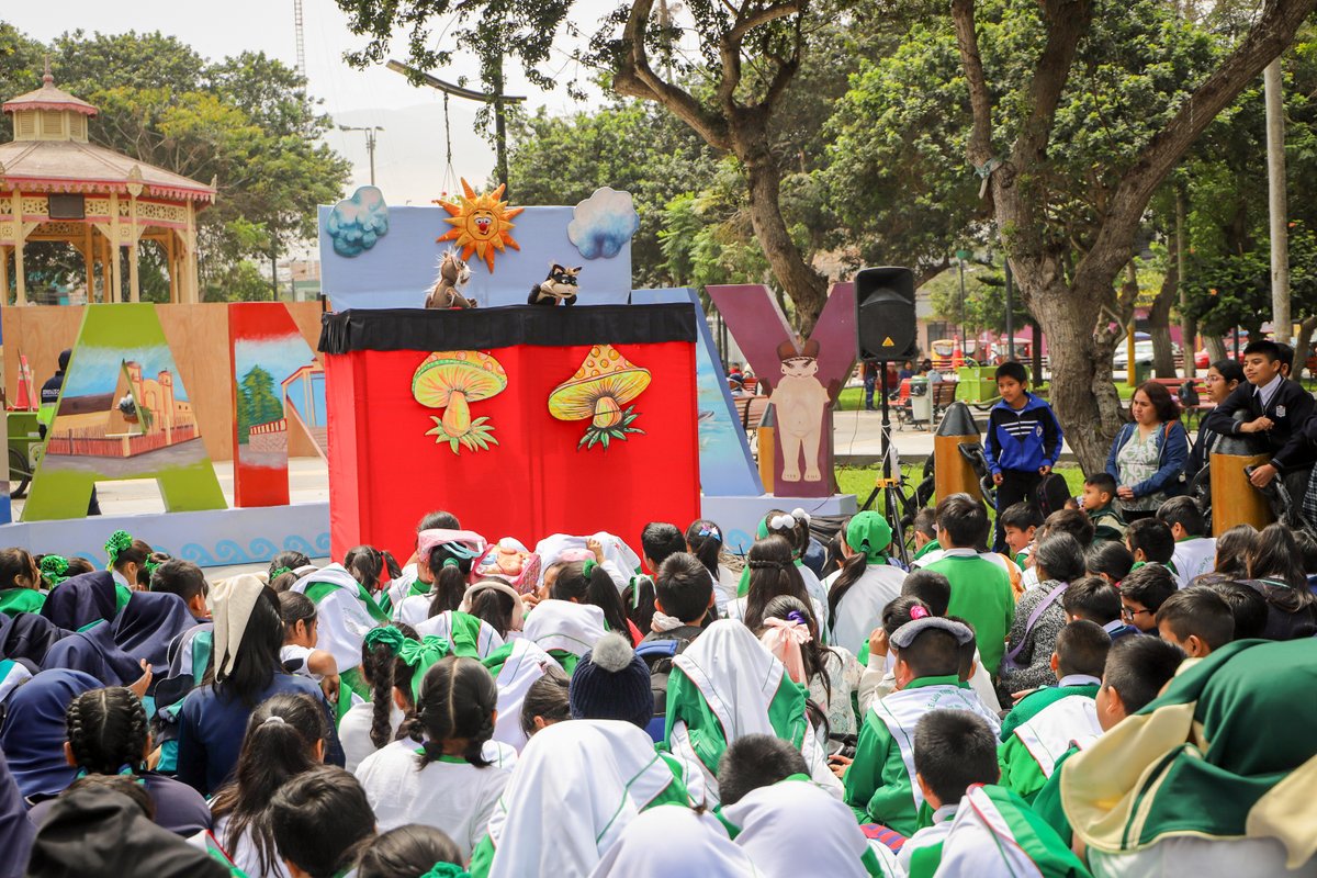 #CHANCAY | Más de 35 instituciones educativas se unieron para promover el amor por la lectura y la creatividad de niñas y niños.

Estrategias innovadoras como el Smart Book, las Mochilas Viajeras y las Ludobibliotecas, fortalecen su aprendizaje, imaginación y sueños.