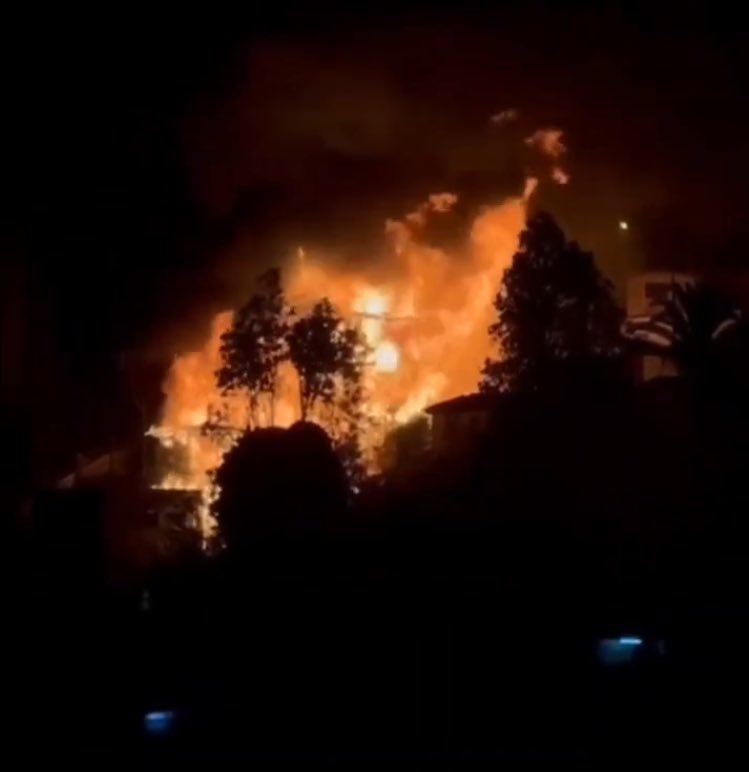 CafeConEnfasis_'s tweet photo. 🚨🔥AHORA: Incendio estructural en Rogelio Astudillo con Villacura, Forestal Alto, Viña del Mar. El fuego afecta 4 viviendas, con peligro de propagación.
Chilquinta cortó el suministro eléctrico para resguardar la seguridad de los equipos de emergencia que trabajan en el lugar. https://t.co/wnTPCkuiuW