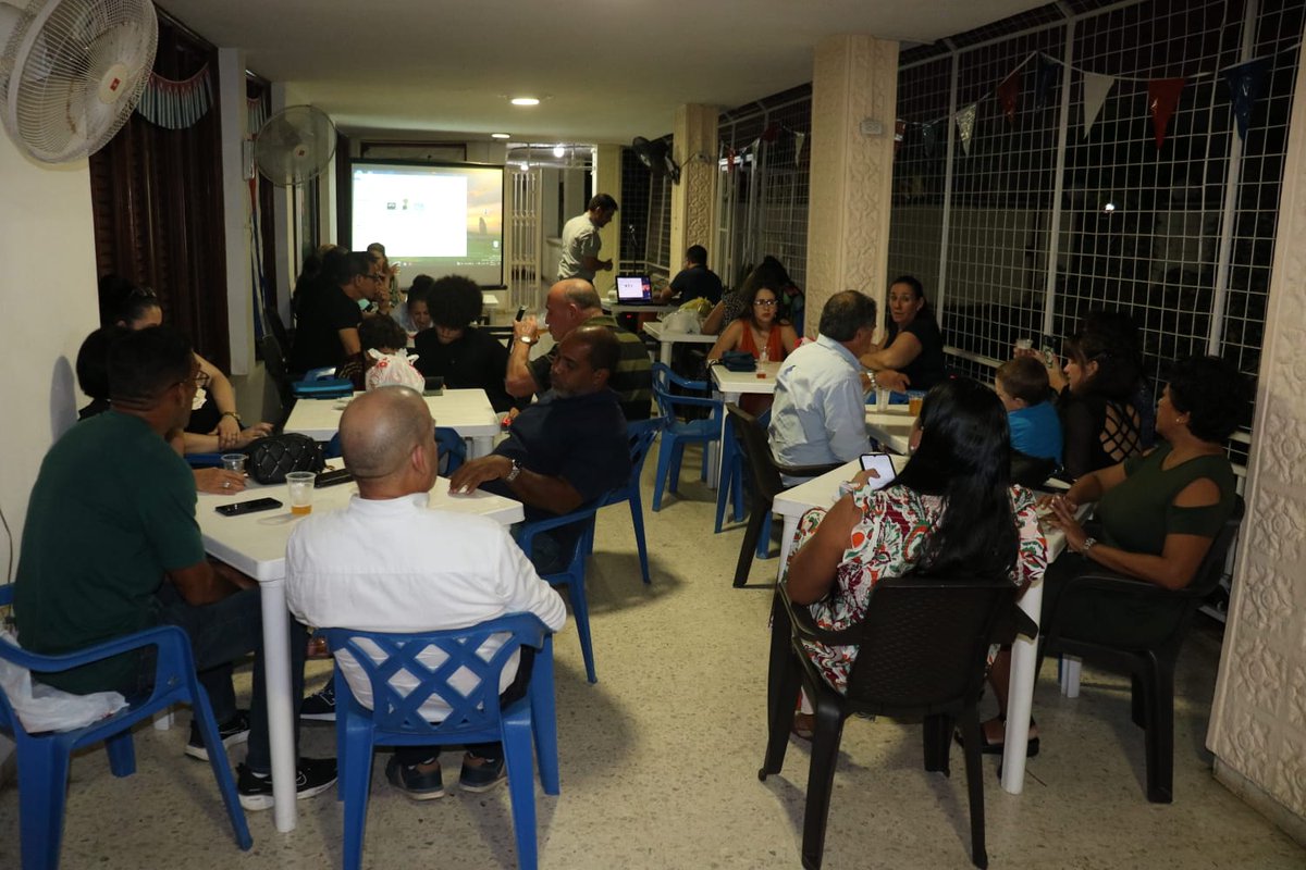 ¡Todos somos Cederistas! Compatriotas de nuestra embajada en República Dominicana celebraron los #65AñosCDR #Cuba #CDRCuba