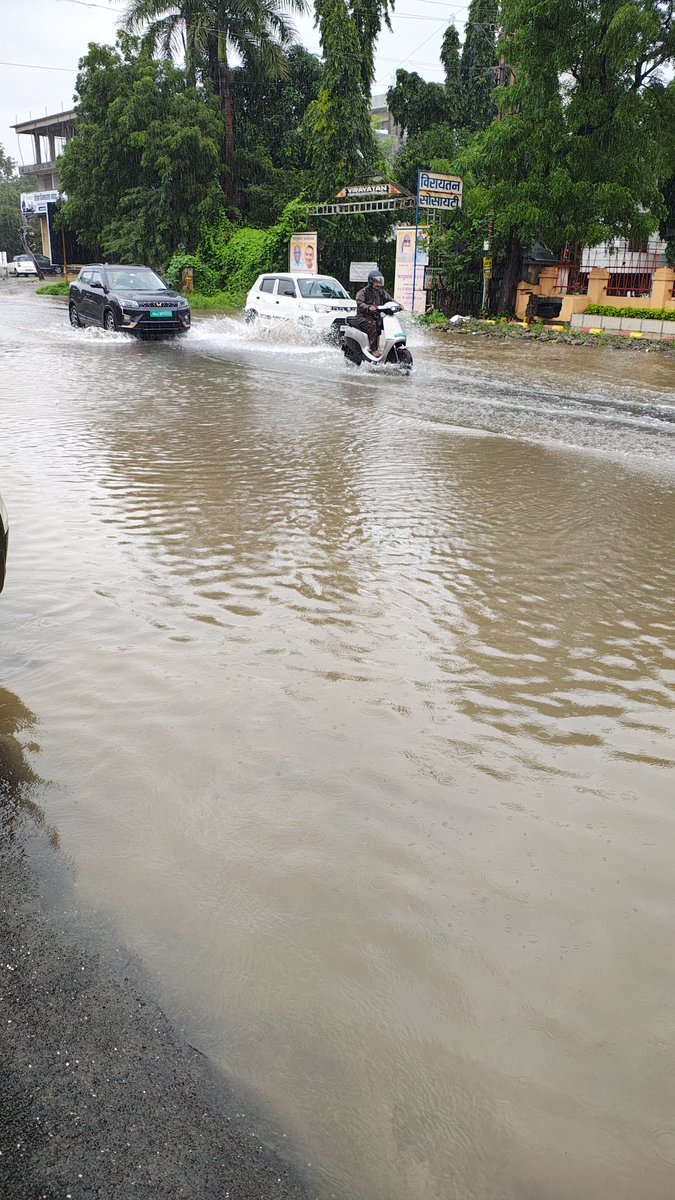 AlertCitizen5's tweet image. @ceodeolali @SarojAhire113  This is the condition of main Road in #Deolali   Lam Road , near #Devlali Hospital! #Nashik dist. 
Proper drainage system, footpath missing. Huge inconvenience to commuters, pedestrians. 
#RoadSafety