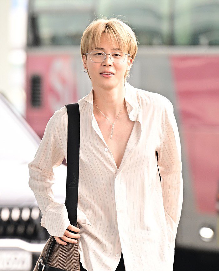 Lizy1610's tweet photo. El más hermoso, 
te extrañamos tanto Jimin nunca dejes de brillar #JiminxDior https://t.co/k5O0mnFyB9