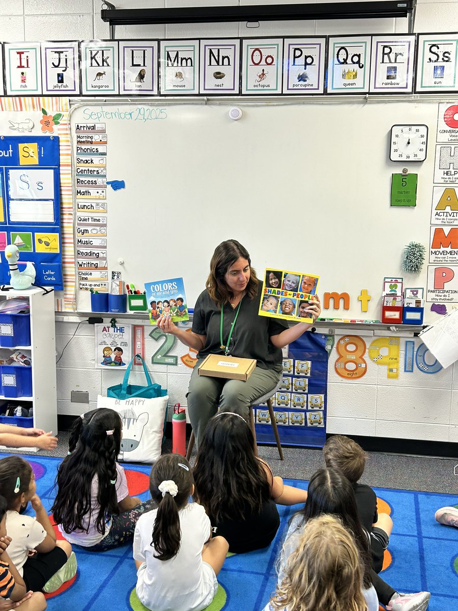 MrsGalazka's tweet photo. What a great way to help open up our “The One and Only Me” module - thank you @shabpoloz for the wonderful read alouds and goodies! #colorsoftheworld #IvyHillLeague https://t.co/sxKu3Q1G0d