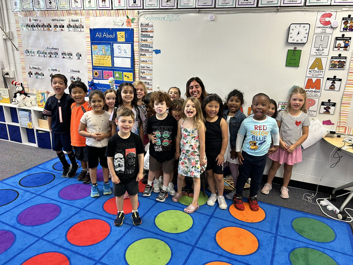 MrsGalazka's tweet photo. What a great way to help open up our “The One and Only Me” module - thank you @shabpoloz for the wonderful read alouds and goodies! #colorsoftheworld #IvyHillLeague https://t.co/sxKu3Q1G0d