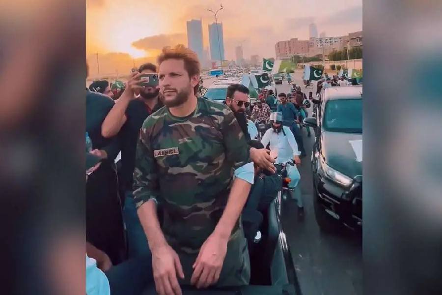 Shahid Afridi leads the parade after Pakistan cricket team's victory in the Asia Cup....
Some people will say this is fake.

#AsiaCupFinal