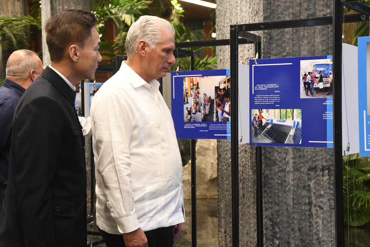 ‌Durante el acto, también se llevó a cabo una exposición fotográfica conmemorativa del 65° aniversario del establecimiento de relaciones diplomáticas entre China y Cuba.