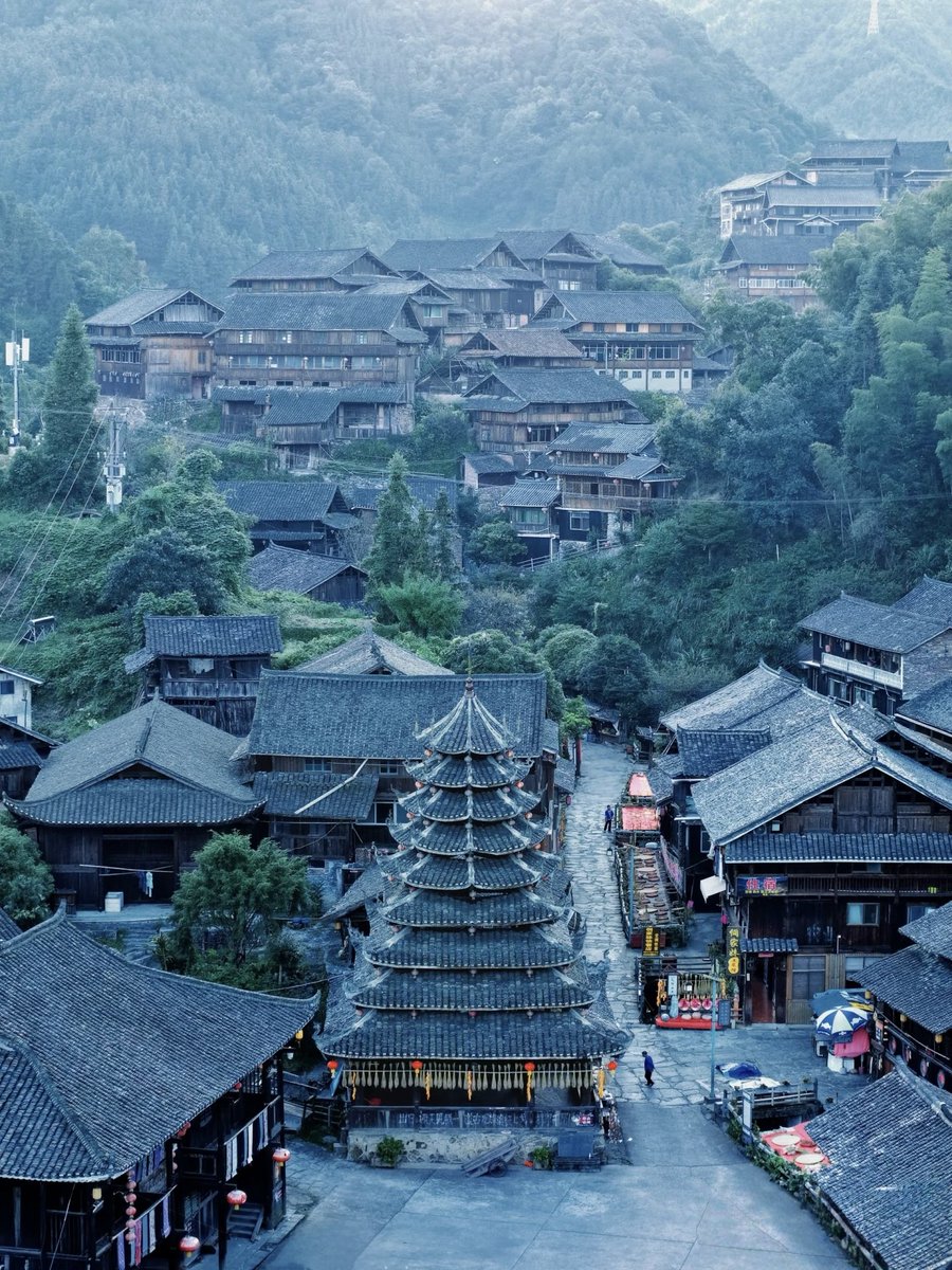 在湖南怀化的深山秘境里
当城市人还在卷PPT时
侗寨阿婆正用古法织一匹布
当我们焦虑内耗时
这里的时间还停在“日出而作，日落而息”
这里的一切都还保留着原生态
鼓楼、风雨桥、吊脚楼、古井栈道、凉亭…
没有拥挤的游客，只有烟火气的侗族生活
📍芋头侗寨