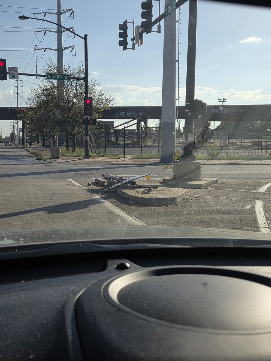 One way / do not enter sign down at I64 E exit to 6th street, at intersection with Gratiot <a href="/MoDOT_StLouis/">MoDOT St. Louis Area</a> <a href="/stlcsb/">Citizens' Svc Bureau</a>