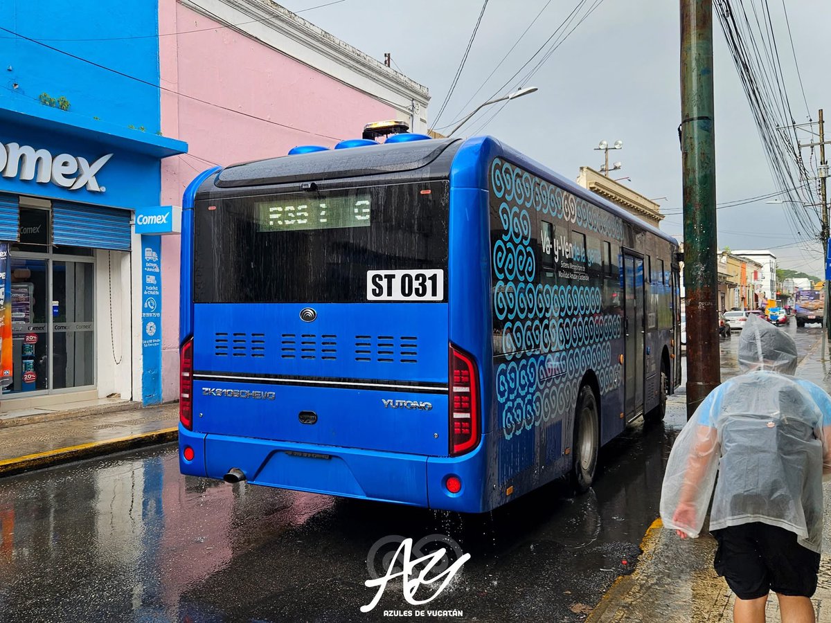 tecnochan's tweet photo. Bajo la tormenta en el centro 🚍🌩️
#VaYVen #mercedesbenz #busscar #Yutong #híbrido #MobilityADO #turismaya https://t.co/aGuD4osnfH