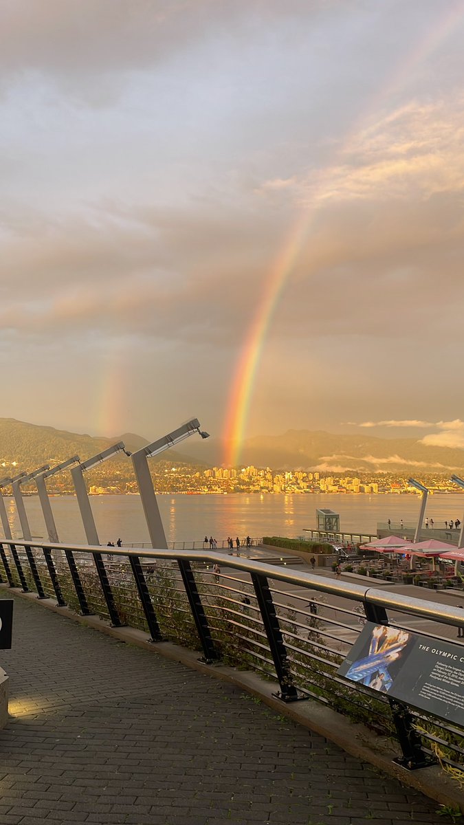 RobosTv's tweet image. 新しい開発を始めた
外に出たらこの風景が見れるのがバンクーバー。