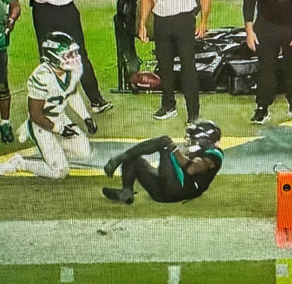 DynastyBigMacFF's tweet image. If anyone thinks that’s a dislocated patella, think again. Tyreek suffered a dislocated tibiofemoral joint (main compartment of the knee). Likely torn connective tissue, including meniscus and structural ligaments. This is not good at ALL for Tyreek Hill.

#NFL #injuries #DPT