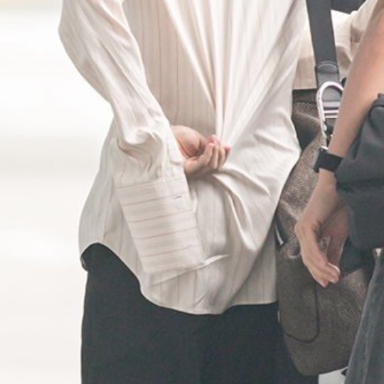 librafolders's tweet image. his tiny waist 💗