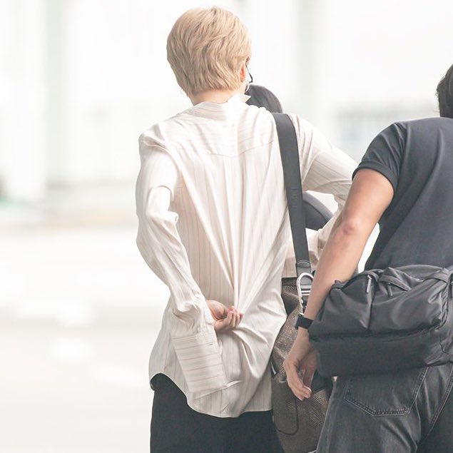 librafolders's tweet image. his tiny waist 💗