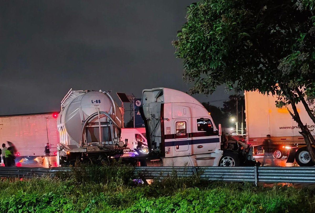 #ZCN | Esta noche, usuarios de redes sociales reportan un accidente vehicular en la autopista Méx-Qro antes de la caseta de cobro de Tepotzotlán, en dirección a la CDMX.