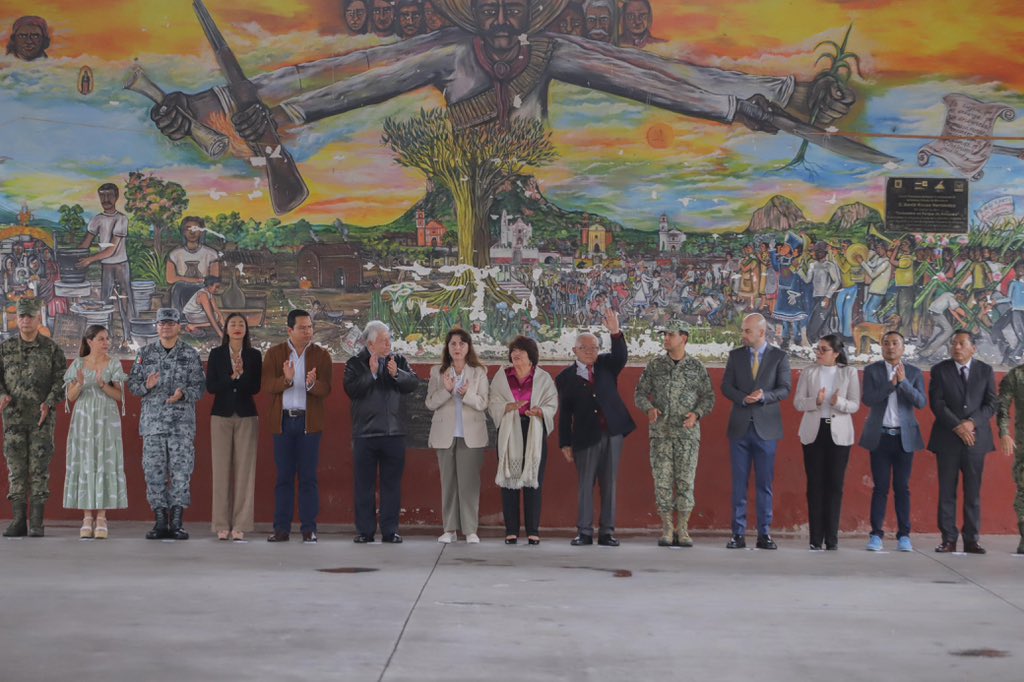 Siguiendo el rumbo trazado por la Gobernadora <a href="/margarita_gs/">Margarita González Saravia</a> , desde #Jantetelco iniciamos la semana con honores a la Bandera y la Mesa de Coordinación Estatal de Paz y Seguridad.

Un #Morelos más seguro y cercano a su gente.

#LaTierraQueNosUne