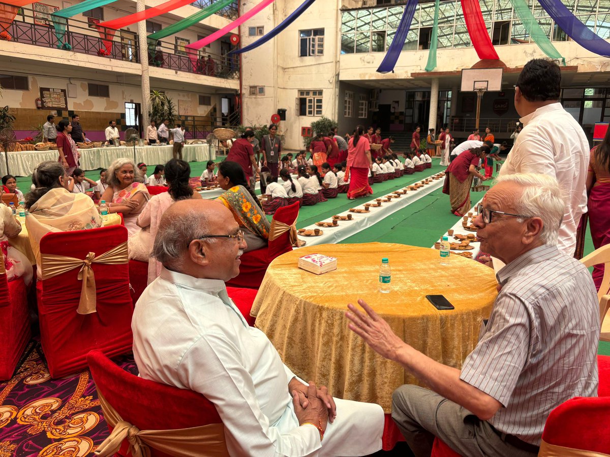 आज नवरात्र के #अष्टमी_दिवस के शुभ अवसर पर मेरठ कैंट विधानसभा के गंगानगर स्थित गार्गी गर्ल्स स्कूल में स्कूल द्वारा #एक_हजार_कन्याओं का पूजन कर प्रसाद भोग लगाया और वितरण किया इस अवसर पर मैने भी मुख्य रूप से उपस्थित होकर सभी कन्याओं को प्रसाद वितरण कर माँ भगवती की पूजा अर्चना कर