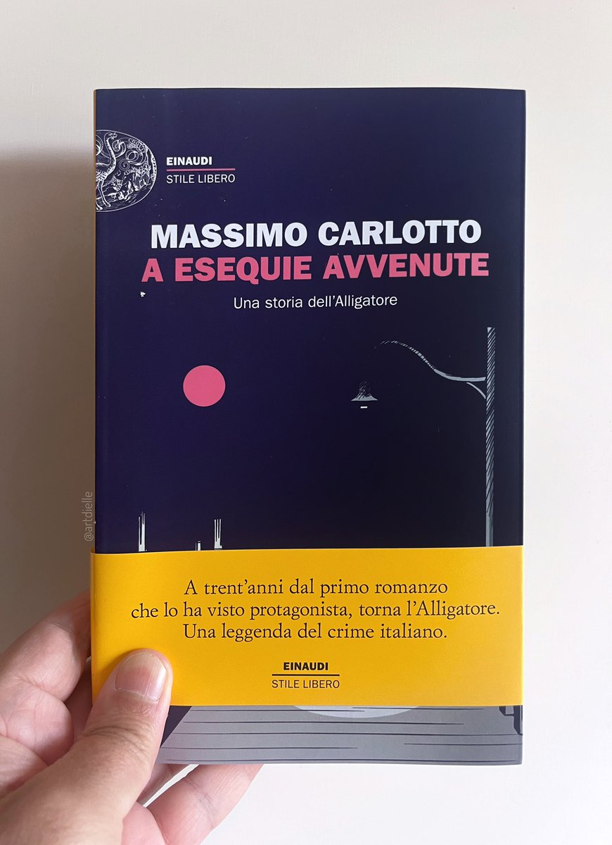 Oggi ci parlo del ritorno leggendario dell'Alligatore! È #inLibreria “A ESEQUIE AVVENUTE” di Massimo Carlotta.
Nelle nebbie del Nordest, è fra paludi ghiacciate, segreti sepolti e un detective leggendario che riemerge dal passato come un fantasma vendicativo. L'Alligatore è