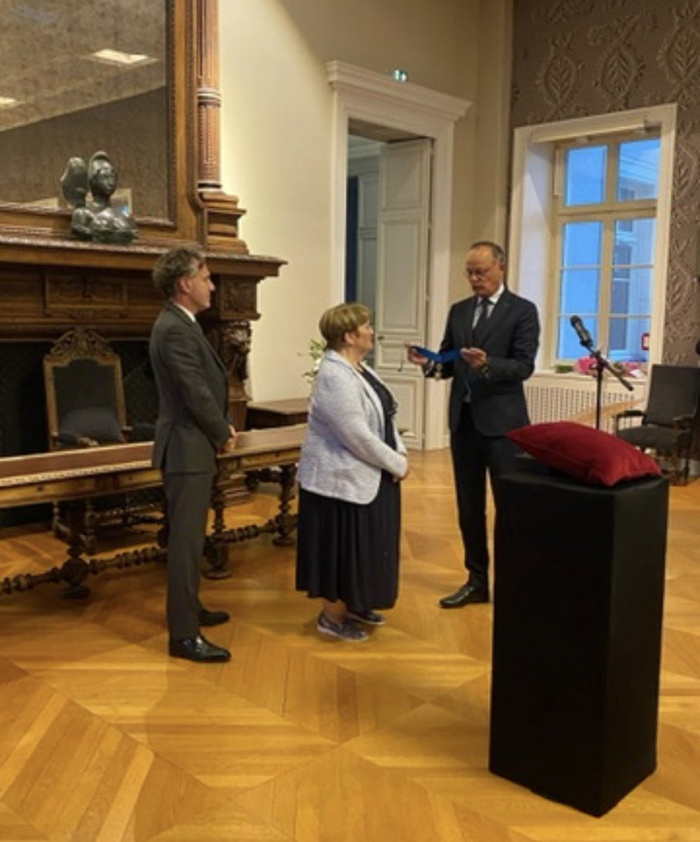 Cérémonie de remise de l’insigne de Commandeur de l’Ordre national du Mérite à Michelle Moreau, adjointe honoraire au maire d’<a href="/Angers/">Ville d'Angers</a>, par <a href="/EPhilippe_LH/">Edouard Philippe</a>, aux côtés de <a href="/ChristopheBechu/">Christophe Béchu</a>.
Élue dès 1989, 1ere adjointe de 1998 à 2020, Michelle a consacré plus de 30 ans aux Angevins.