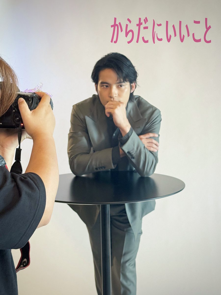 karakoto_mag's tweet image. ** ┈┈┈┈┈┈**
癒やされTime✨
#水上恒司 さん
** ┈┈┈┈┈┈**
オフショットをチラッ。何をしても決まるんです…!😍
そして記事を読んでいただくと「あれ?色が?」と思うはず。光やカメラの一工夫であの世界観になるんですよ🎶ぜひチェックして😉
@koshi_mizukami
karakoto.com/76382/
