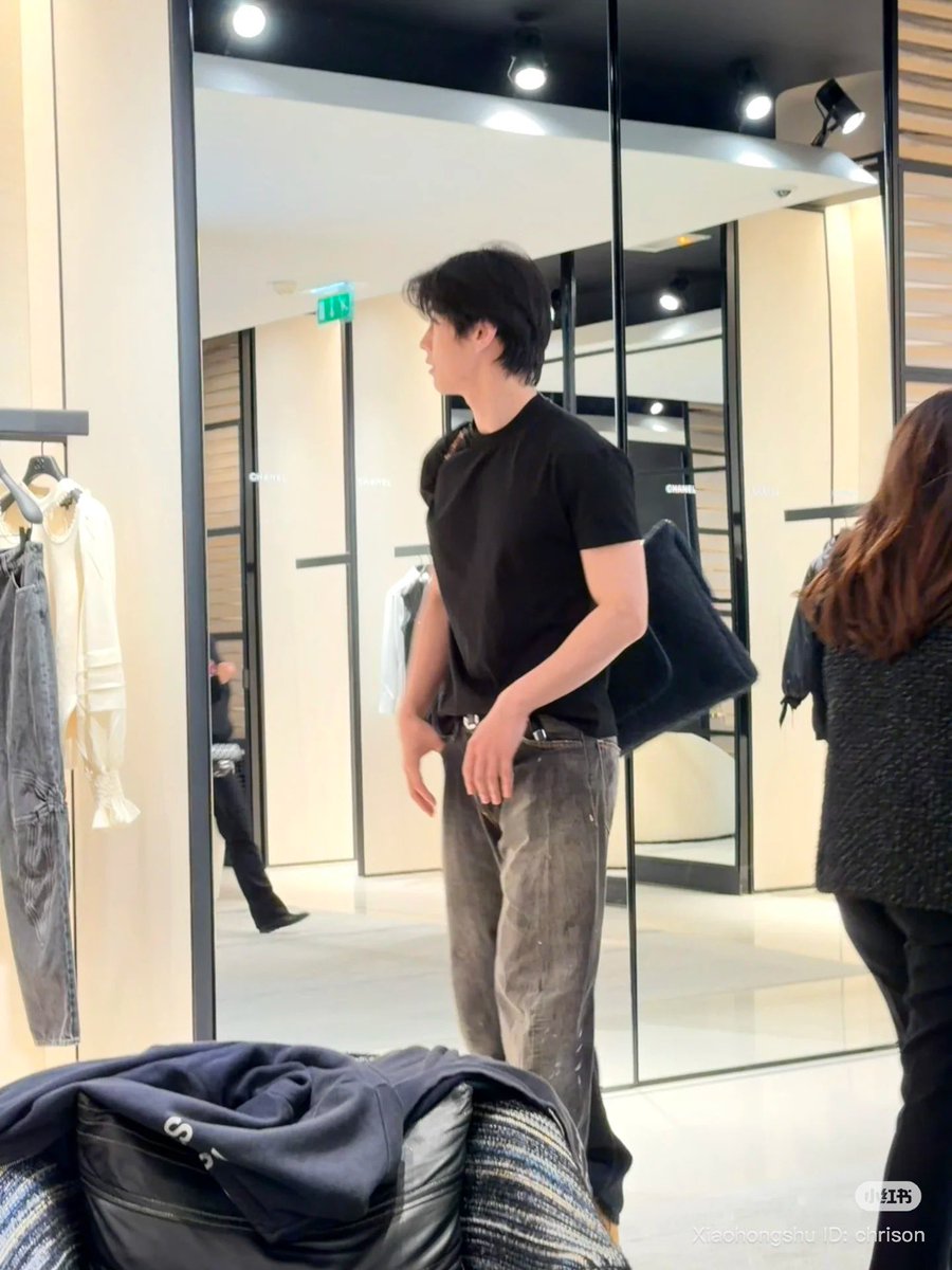HeyuHe1khappy's tweet photo. #HeYu at Chanel in Paris 
#何与 https://t.co/77A5CpilVb