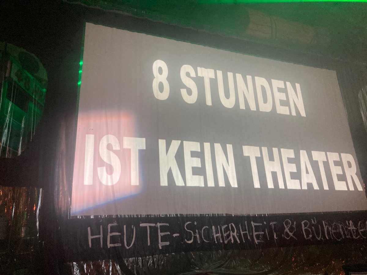 Es war eine quälend lange Wartezeit, bis endlich mal wieder das (jetzt gar nicht mehr so extreme) Extremtheater von Vegard Vinge und Ida Müller gegeben wurde – gemessen daran sind 8 Stunden Peer Gynt an der <a href="/Volksbuehne/">Volksbühne am Rosa-Luxemburg-Platz</a> dann sogar recht kurz – kurzweilig sowieso (Foto der Bühne)