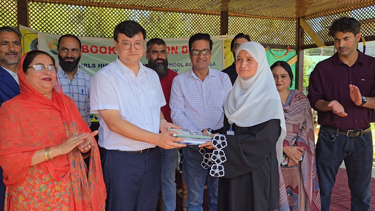 DCBaramulla's tweet image. DC Baramulla @mingasherpa launched a Book Donation Drive under #SewaParv2025 at Girls HSS Baramulla. Students & volunteers enthusiastically donated books to spread knowledge & dreams.
@MinOfCultureGoI
@OfficeOfLGJandK
@CM_JnK
@diprjk
@DDNewslive
@airnewsalerts