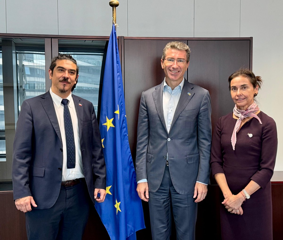 La Jefa de <a href="/MisionChileUE/">Misión de Chile ante la Unión Europea</a>, Emb. Gloria Navarrete, participó con Subsecretario <a href="/min_ciencia/">Ministerio de Ciencia</a> Cristián Cuevas en reunión con Director General de @Euscienceinnov, <a href="/lemaitre_eu/">MarcLemaitreEU</a>. Se abordaron oportunidades para profundizar la cooperación bilateral, en ámbitos como IA y materias primas.
