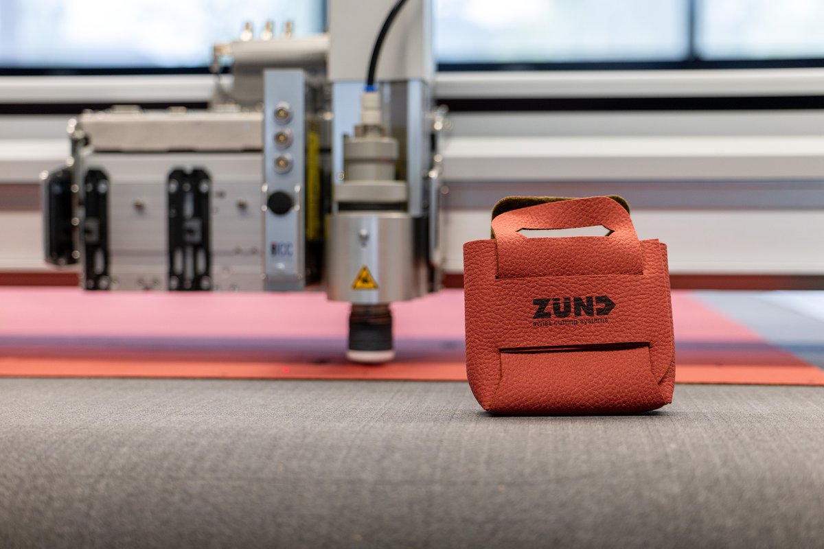 ZundCutter's tweet image. In preparation for #simac2025, small bags are being made as giveaways for journalists and visitors to the Zünd booth. 
Made from #leather, these bags are designed to provide trade show attendees with a lasting memento of their visit to the Zünd stand. #zundcutter