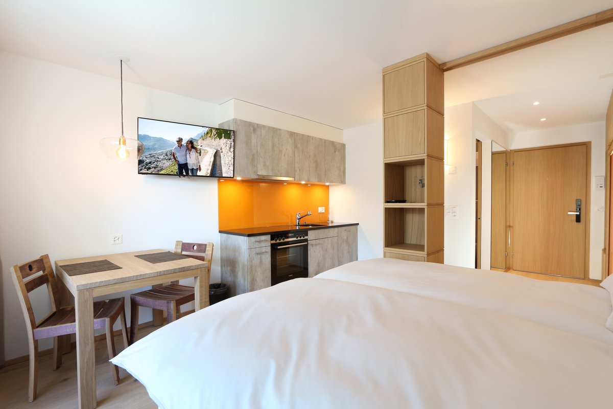 NouveauAG's tweet image. Herbst im Wallis = Weinernte! Genießen Sie in Salgesch eine Degustation in unserem Stübli. Für längere Aufenthalte: De Luxe Studios &amp;amp; Suiten im BnB Vino Veritas.

🌐mathier.com/de/weinferien/…

#mathier #diegomathier #wallis #salgesch #walliserwein #BnBVinoVeritas