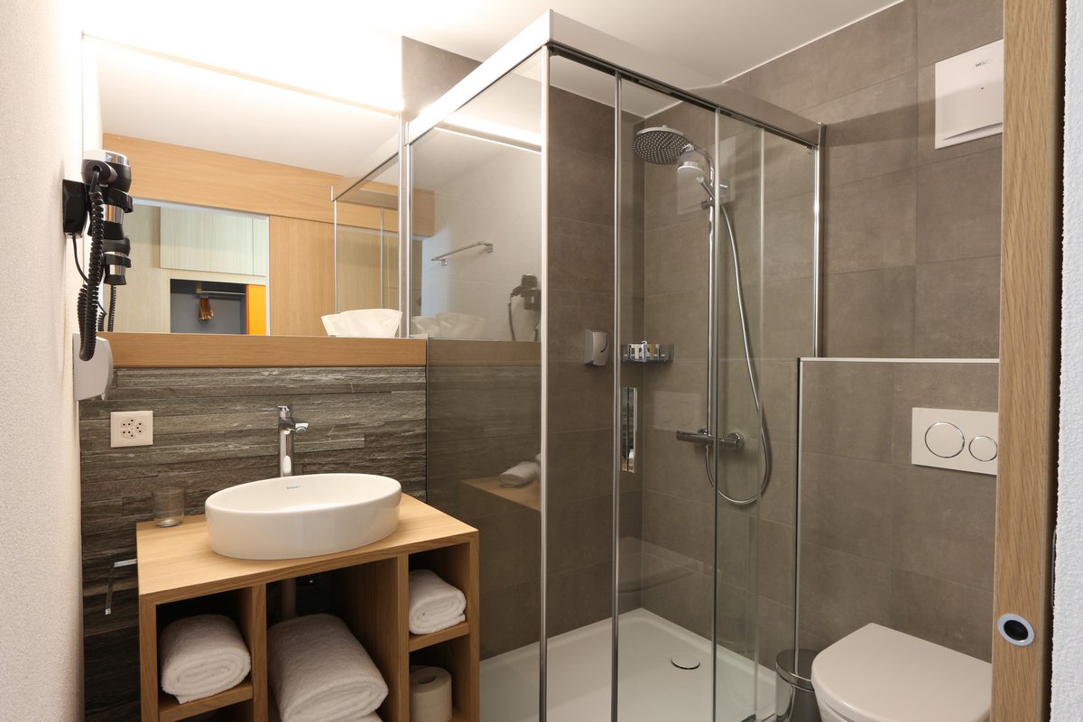 NouveauAG's tweet image. Herbst im Wallis = Weinernte! Genießen Sie in Salgesch eine Degustation in unserem Stübli. Für längere Aufenthalte: De Luxe Studios &amp;amp; Suiten im BnB Vino Veritas.

🌐mathier.com/de/weinferien/…

#mathier #diegomathier #wallis #salgesch #walliserwein #BnBVinoVeritas