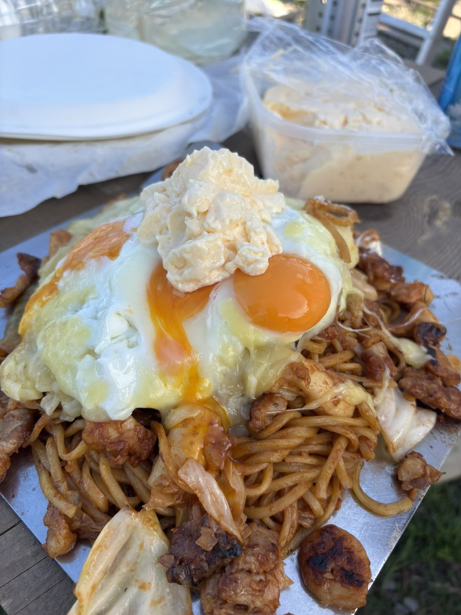 札幌のお好み焼き屋「南路屋」のマスターが2度目の来訪。今回は手作りマヨネーズを持参し、ブリックス風焼きそばを作ってくれた。「ソースとマヨネーズ足りなかったら言ってください」のセリフはここでも健在。