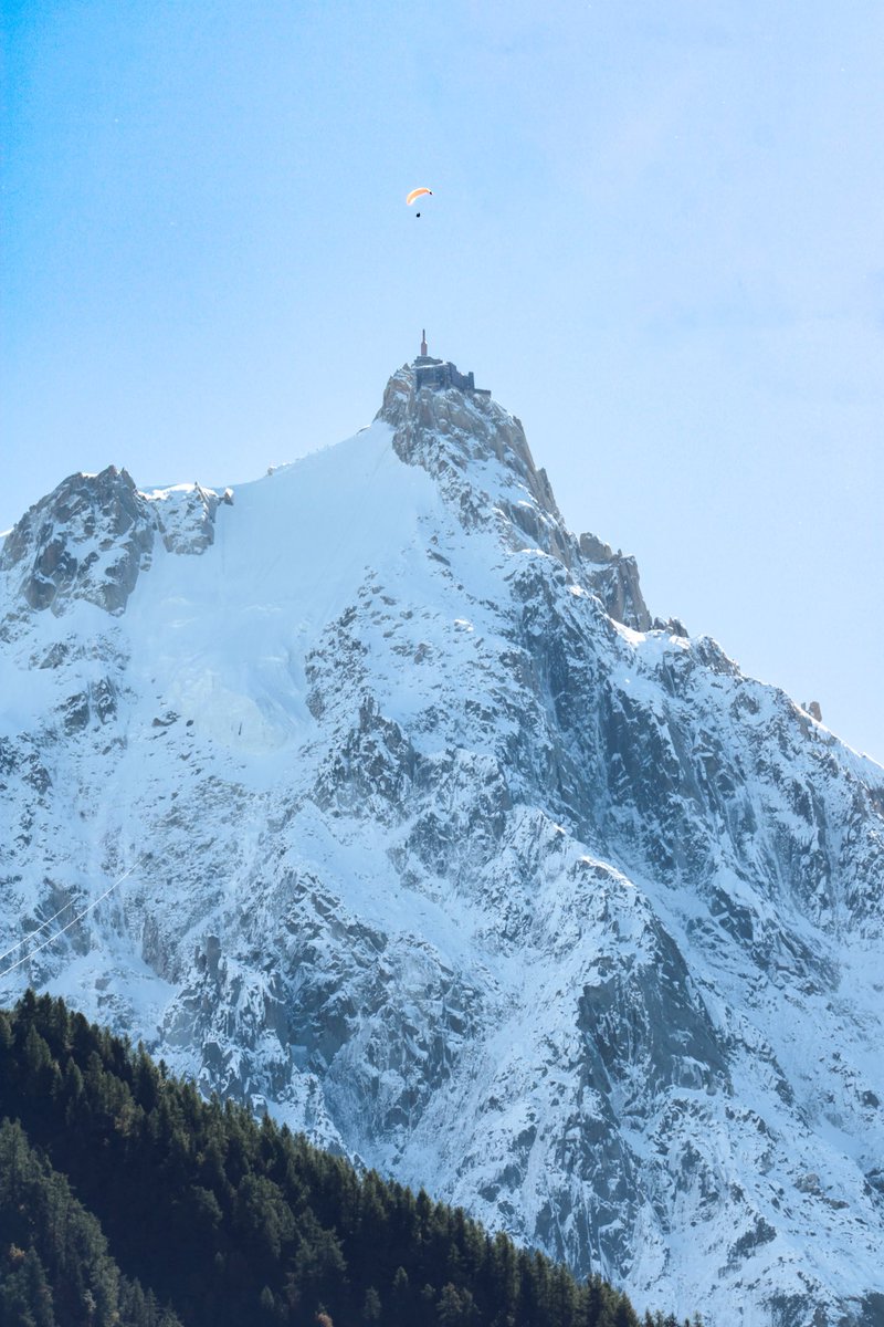 ☀️ Retour du soleil cette semaine à Chamonix !

Au-dessus de l’Aiguille du Midi, les parapentes colorent le ciel…

…avec le Mont Blanc en toile de fond. 🪂

#aiguilledumidi #montblanc #chamonix
