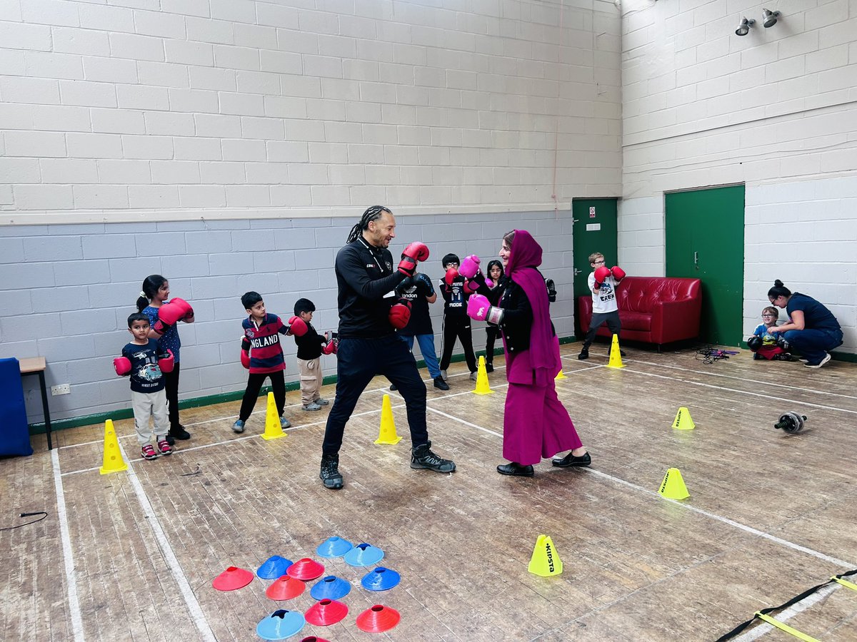 ThePythianClub's tweet image. Big thanks to @muslimhands charity for supporting The Pythian Club 🥊
We ran a fun &amp;amp; interactive boxing + fitness session focused on self-defence &amp;amp; positive vibes 🙌
Great success showing how we work with our community 💯🌍

#Community #YouthEmpowerment #BoxingForChange