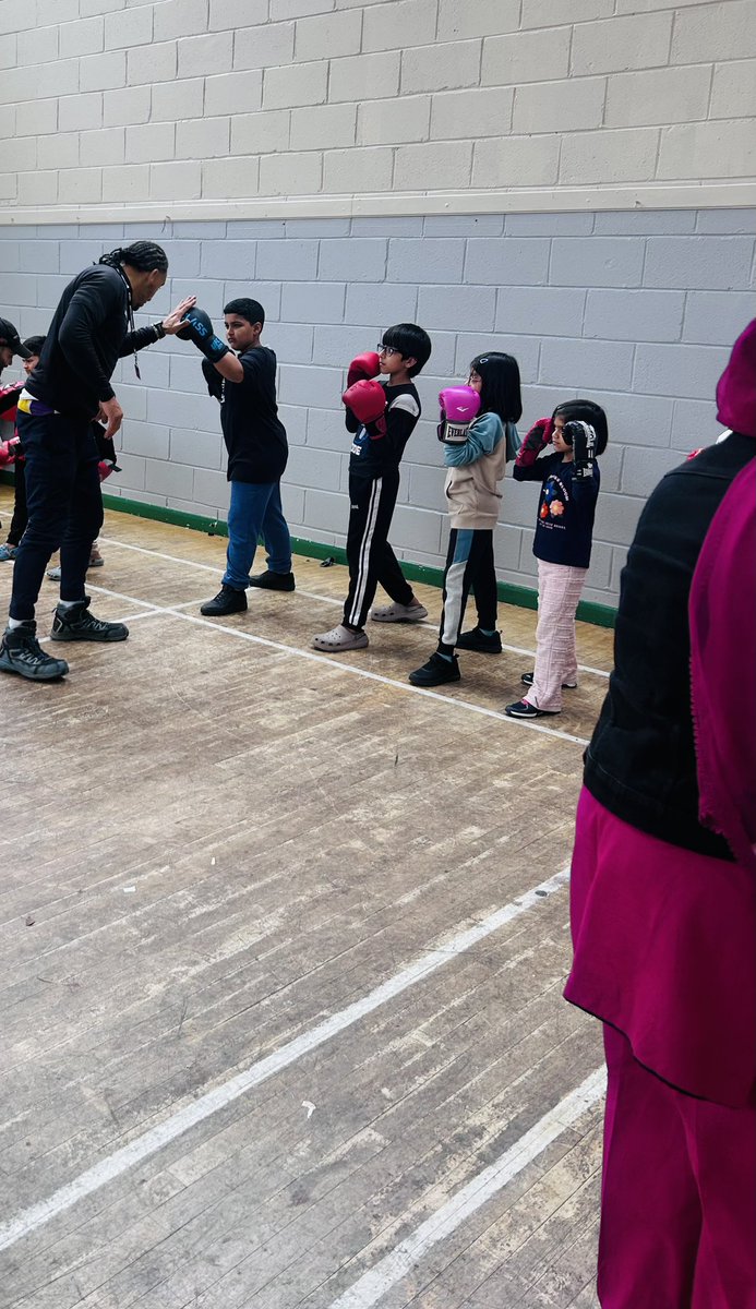 ThePythianClub's tweet image. Big thanks to @muslimhands charity for supporting The Pythian Club 🥊
We ran a fun &amp;amp; interactive boxing + fitness session focused on self-defence &amp;amp; positive vibes 🙌
Great success showing how we work with our community 💯🌍

#Community #YouthEmpowerment #BoxingForChange