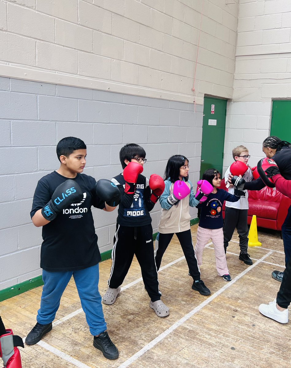 ThePythianClub's tweet image. Big thanks to @muslimhands charity for supporting The Pythian Club 🥊
We ran a fun &amp;amp; interactive boxing + fitness session focused on self-defence &amp;amp; positive vibes 🙌
Great success showing how we work with our community 💯🌍

#Community #YouthEmpowerment #BoxingForChange